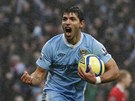 POJTE TO JET ZKUSIT! Sergio Agüero z Manchesteru City slaví gól, kterým