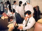 Obti útoku sarinem v tokijském metru v roce 1995, za kterým stála sekta Óm