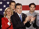 Mitt Romney s manelkou Ann a syny bhem volebního shromádní v Iow (3. ledna...