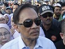 Anwar Ibrahim (uprosted ve sluneních brýlích) spolu s manelkou (za ním)