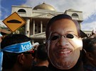 Zastánci Anwara Ibrahima s jeho plakáty ped soudní síní v Kuala Lumpuru (9.