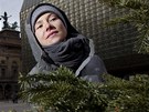 Michaela Klakurková instaluje stromky u Nové scény. Pouité vánoní stromeky