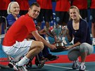 OSLAVA. etí tenisté Tomá Berdych a Petra Kvitová oslavili vítzství na