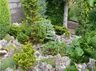 Travertinové alpinum tvoí nejzazí ást pístupové partie nahoe ped domem.