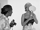 Eve Arnoldová fotografuje Marilyn Monroe.