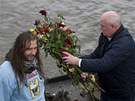 Pietn� lo� zakon�ila svou plavbu v D���n�, kv�tiny pro V�clava Havla pluj� po...