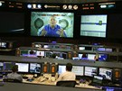 Americký astronaut (zejm Michael Fossum) se vítá s novou smnou v letovém
