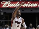 Dwyane Wade z Miami Heat se raduje z koe.