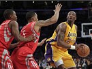 Kobe Bryant (vpravo) z LA Lakers proti obran Courtneyho Lee (uprosted) a Kyla