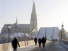 Regensburg, zimní pohled z Kamenného mostu na katedrálu