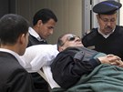 Exprezident Mubarak opoutí soudní místnost na lku (2. ledna 2012)