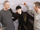 Reisér David Fincher (vlevo) se svými hvzdami, herekou Rooney Marou a jejím...
