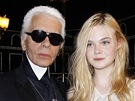 Karl Lagerfeld s mladikou Elle Fanningovou v zákulisí pehlídky Chanel Haute...