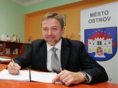 Starosta Ostrova Pavel ekan podepisuje smlouvu o budouc kupn smlouv na