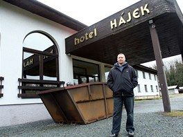 Marcel ik buduje z oputnho hotelu Hjek u zmku Kozel stacion pro