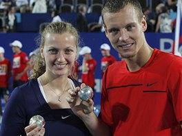 DIAMANTOVÉ MÍKY. Petra Kvitová a Tomá Berdych se chlubí trofejemi z Hopmanova...