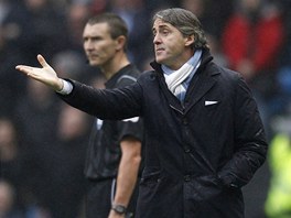 CO TO TAM HRAJETE? Manaer Manchesteru City Roberto Mancini se musel v úvodu