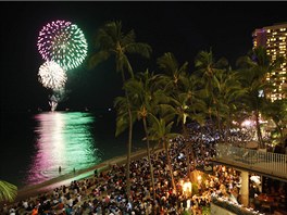 Novoroní ohostroj nad Waikiki Beach na Havaji (1. ledna 2012)