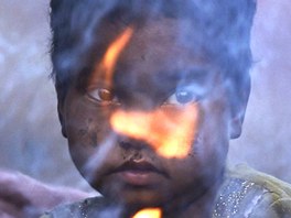 Indické dítě se zahřívá u ohně ve staré části Dillí. Teploty tam počátkem ledna...