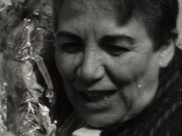 Ludmila Mojžíšová na Karlově mostě v roce 1989 se "svými" dětmi, kterým pomohla...