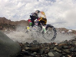 Marc Coma s motocyklem KTM ve tvrté etap Rallye Dakar. panl je oznaován za