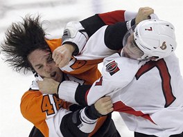 POTYKA. Danny Briere z Philadelphie (vlevo) v bitce s Kylem Turrisem z Ottawy.