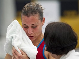 Flavia Pennettaov diskutuje s fyzioterapeutkou ve finle turnaje v Aucklandu. 