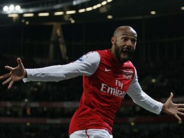 VELKÁ RADOST. Thierry Henry povedený návrat do Arsenalu naden oslavoval.