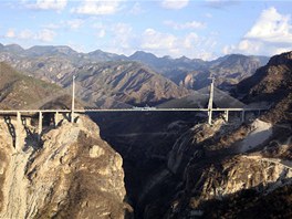 V lednu 2012 se otevel mexický most Baluarte, který je 2. nejvyí na svt -...