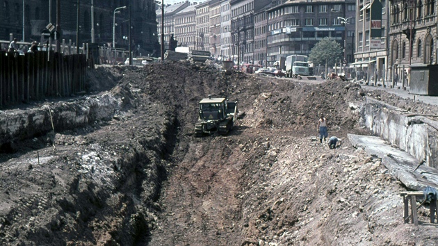 Výstavba stanice metra Muzeum. Byla druhou stanicí, která se zaala stavt.