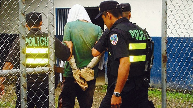 Kostarití policisté vedou mladého Brita podezelého z vrady dvaadvacetileté
