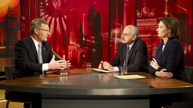 Nmecký prezident Christian Wulff vysvtluje v televizi svj telefonát éfredaktorovi Bildu. (4. ledna 2012)