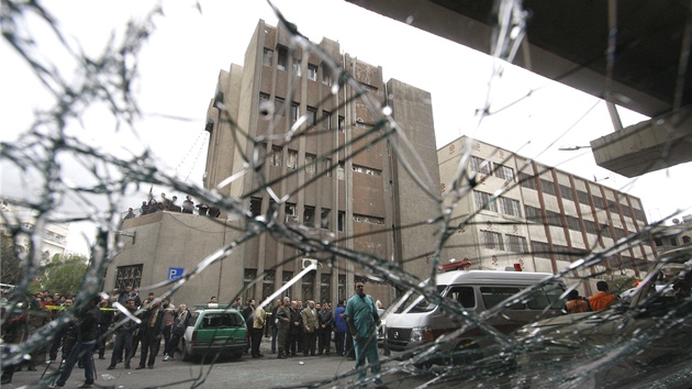 Následky útok v Damaku. Snímek oficiální agentury SANA (6. ledna 2012)