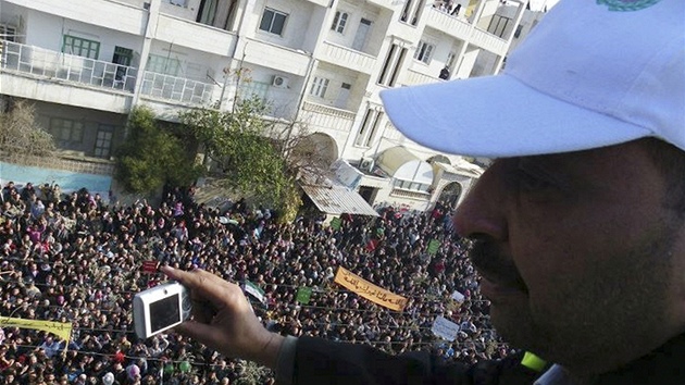 Pozorovatel LAS sleduje protesty proti reimu Bara Asada (4. ledna 2012)