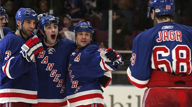 Brandon Dubinsky z NY Rangers (druhý zleva) se raduje se spoluhrái. Vlevo