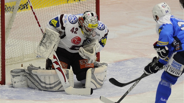 Branká� Sparty Tomá� Pöpperle likviduje �anci plze�ského úto�níka Tomá�e