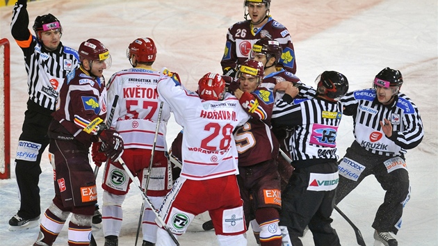 NO TAK, PÁNOVÉ. Tuhle poty�ku mezi hokejisty Sparty a T�ince (v bílém) museli