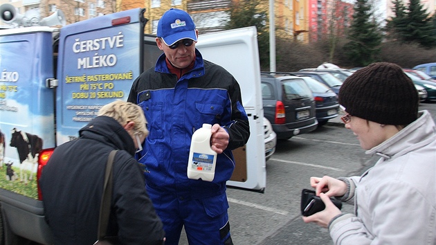 Farmái zahájili od Nového roku v Plzni rozváku erstvého kravského mléka