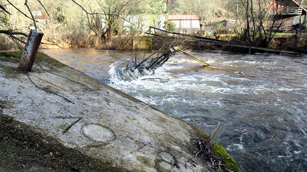 Trosky lávky pes eku Mi u hradu Buben, kterou strhla v lednu 2011 velká voda.