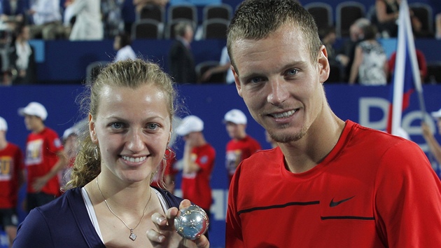 DIAMANTOVÉ MÍKY. Petra Kvitová a Tomá Berdych se chlubí trofejemi z Hopmanova...