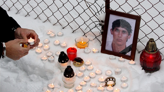 Pietní místo za zast�eleného Roma Ladislava Tatára. Pr�vodu v Tanvaldu na jeho