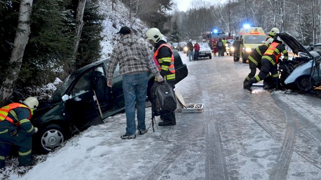 Ranní nehoda na silnici z Horního Slavkova na Loket. (6. ledna 2012)