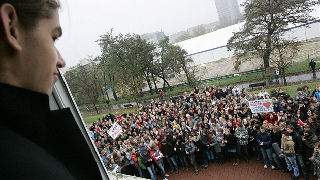 Studenti Gymnázia Matyáe Lercha v Brn demonstrovali za odvolaného editele