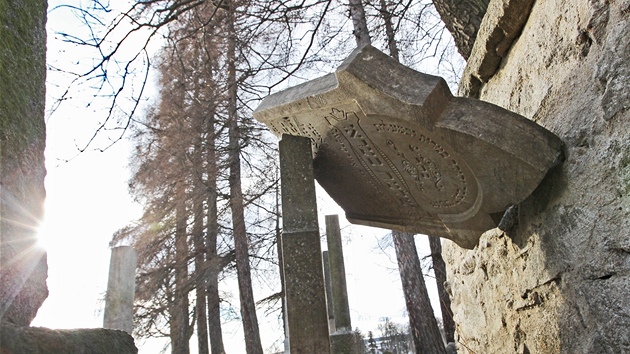 Neznámý vandal poni�il náhrobky na �idovském h�bitov� v Puklicích na Jihlavsku