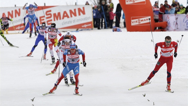 DRAMA V CLOV ROVINCE. Petter Northug z Norska (vpravo), vtz skiatlonu v Oberstdorfu, se na poslednch metrech zvodu petahoval s druhm Dariem Colognou (vlevo) a tetm Maximem Vyleganinen (uprosted).