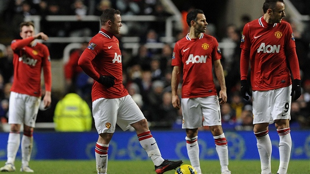 TAK HRAJEME? Zklamaní fotbalisté Manchesteru se p�ipravují na rozehrávku po