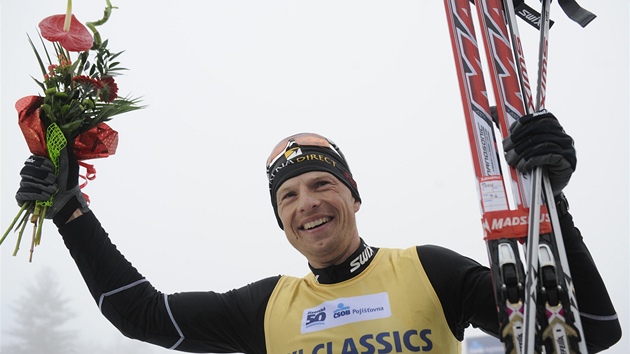Stanislav Řezáč slaví svůj třetí triumf na Jizerské padesátce.
