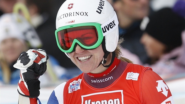 �výcarská závodniceFabienne Suterová se raduje v cíli super-G Sv�tového poháru