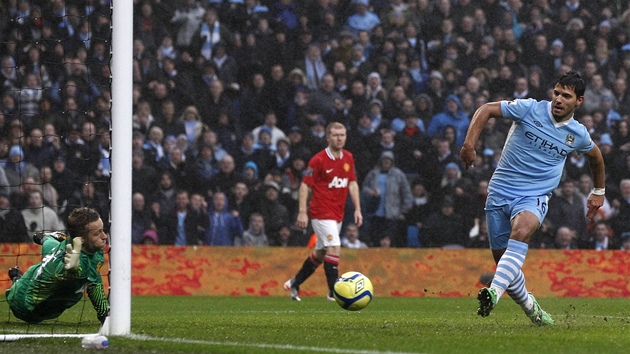 2:3! Sergio Agüero z Manchesteru City vyuil chyby navrátilce Scholese (vzadu)