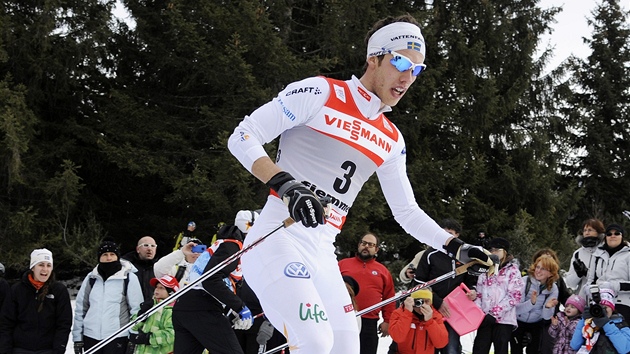 NÁROČNÝ VÝŠLAP. Švéd Marcus Hellner stoupá na horu Cermis během závodu Tour de Ski ve Val di Fiemme.